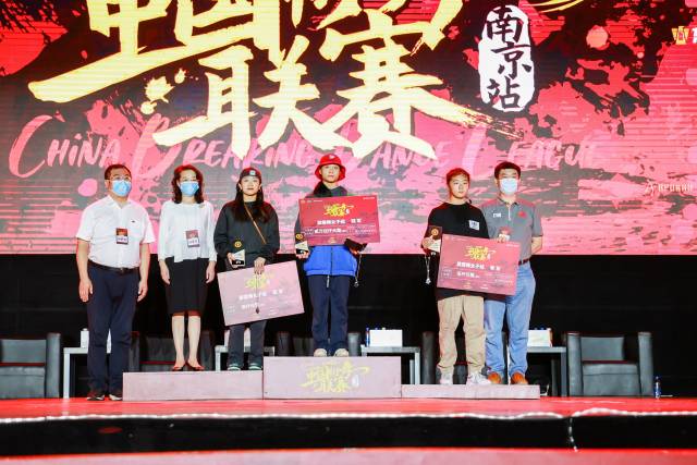 2022中国街舞联赛(南京站)女子组比赛,彭莹登上亚军领奖台。图源:中国体育舞蹈联合会 2022中国街舞联赛(南京站)女子组比赛,彭莹登上亚军领奖台。图源:中国体育舞蹈联合会